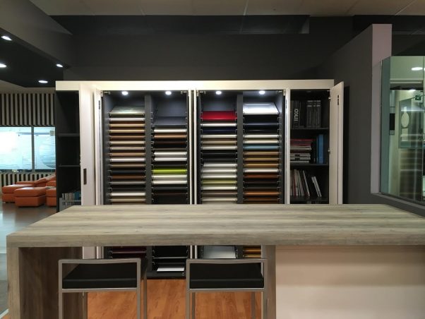 SHOWROOMS TRADICIONALES DE COCINAS: LAS PEQUEÑAS MUESTRAS DE MATERIALES Y LA FALTA DE MUESTRAS DE PUERTAS